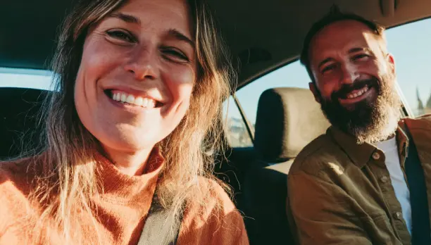 Un pasager BlaBlaCar salută conducătorul auto al cursei de carpooling cu costuri împărțite