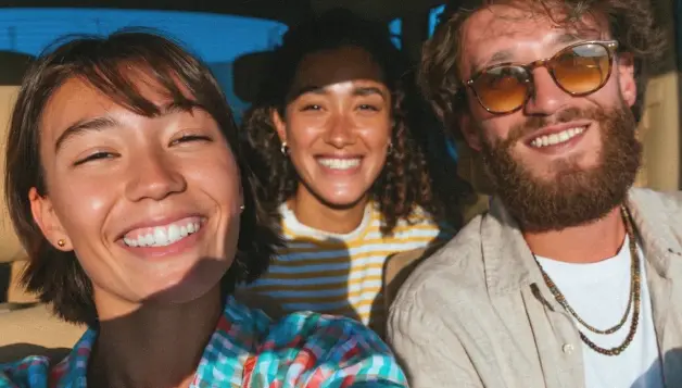 Dos miembros de BlaBlaCar que quieren compartir auto y dividir los gastos.