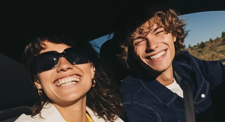 Dos usuarios de BlaBlaCar comparten gastos al viajar juntos en coche