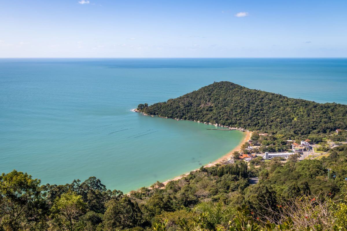 10 praias para você incluir no seu roteiro de viagem, Praia de Laranjeiras, Santa Catarina