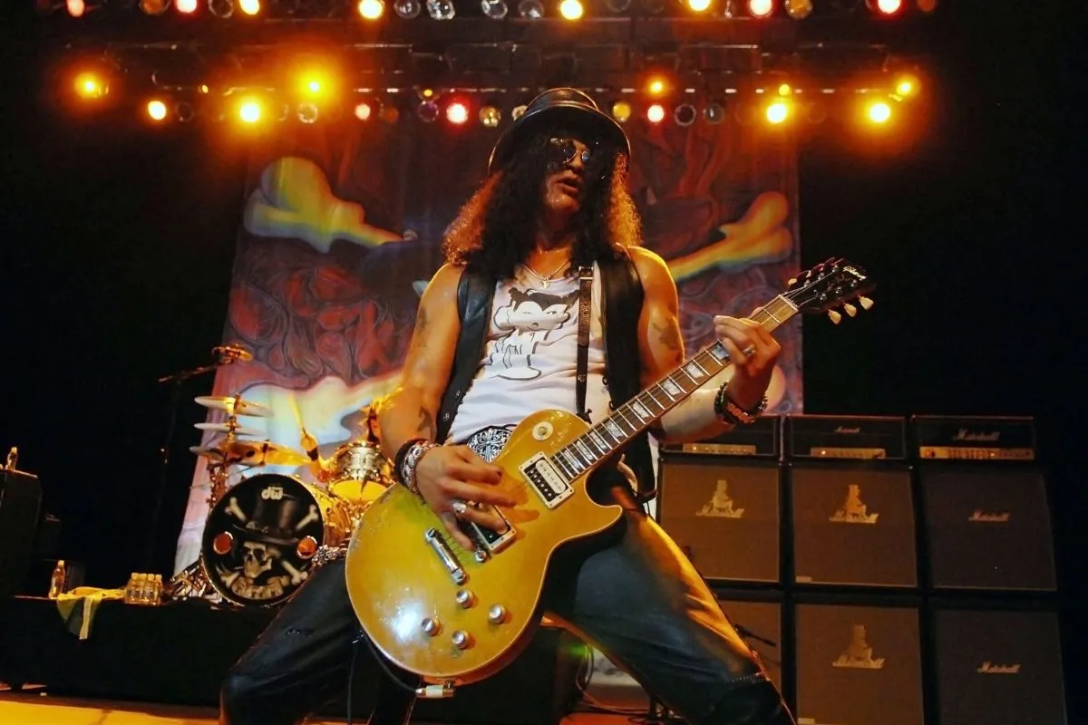 Slash tocando guitarra