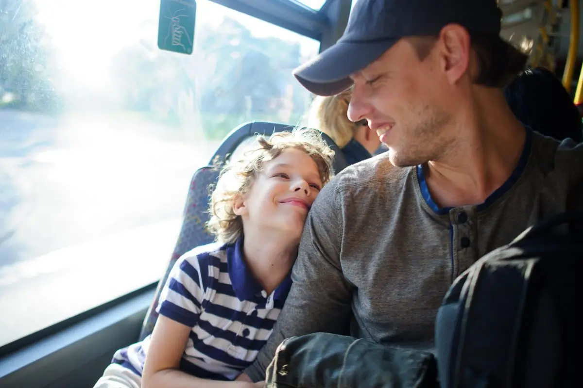 Pai e filho viajando de ônibus