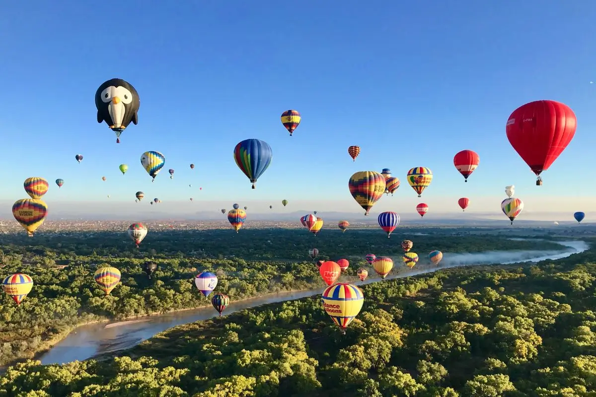 6 cidades para fazer passeio de Balão pelo Brasil