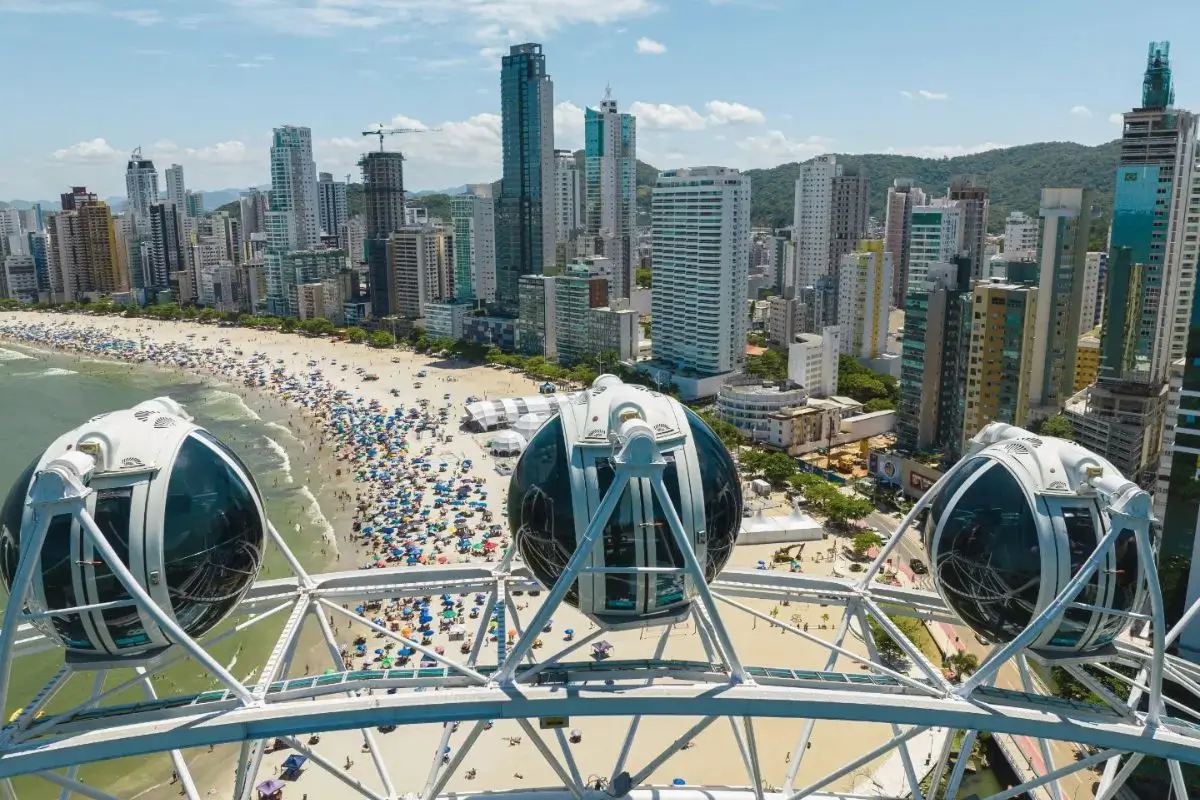 Um Passeio do alto da Roda Gigante de Balneário Camboriú