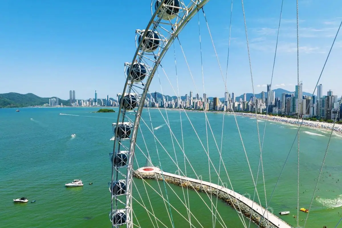 Um Passeio do alto da Roda Gigante de Balneário Camboriú