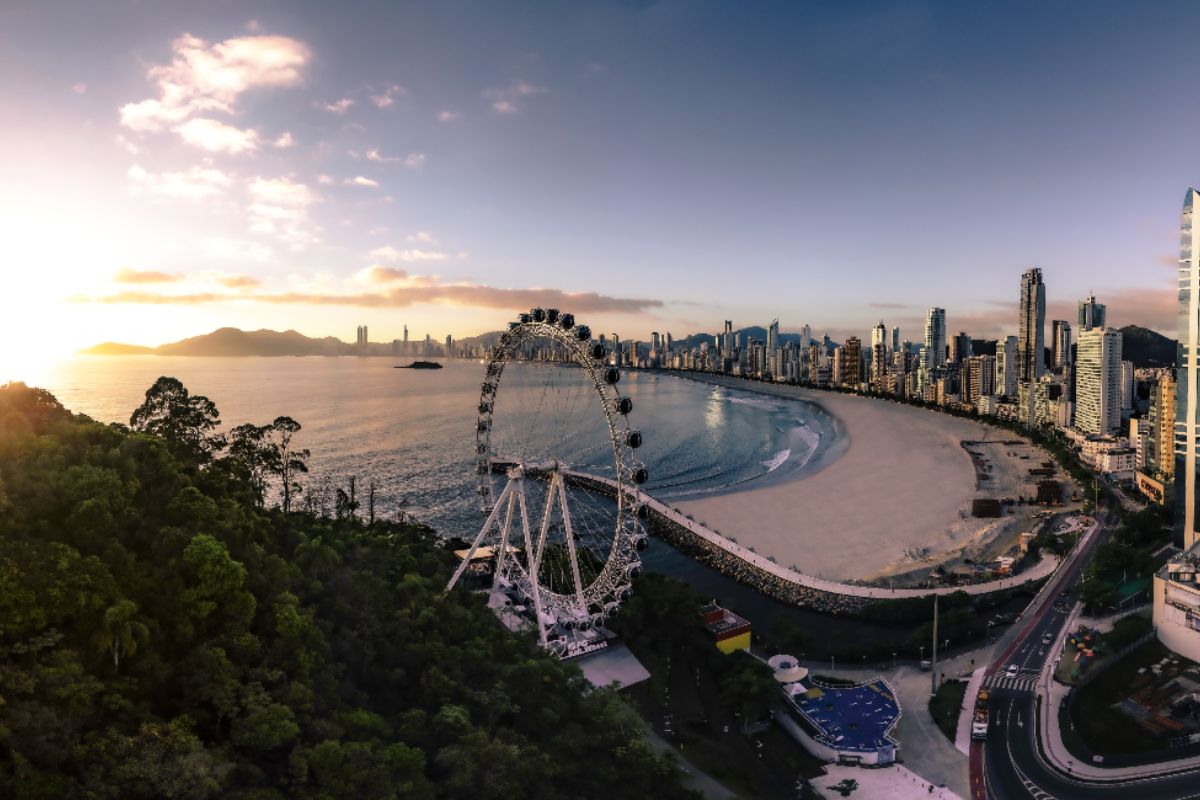 Um Passeio do alto da Roda Gigante de Balneário Camboriú