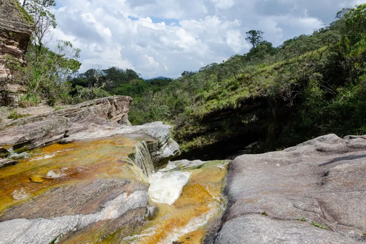 Conheça 12 cachoeiras perto de BH para uma escapada do calor!