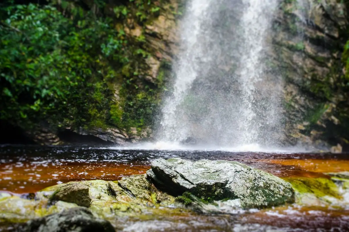 Conheça 12 cachoeiras perto de BH para uma escapada do calor!