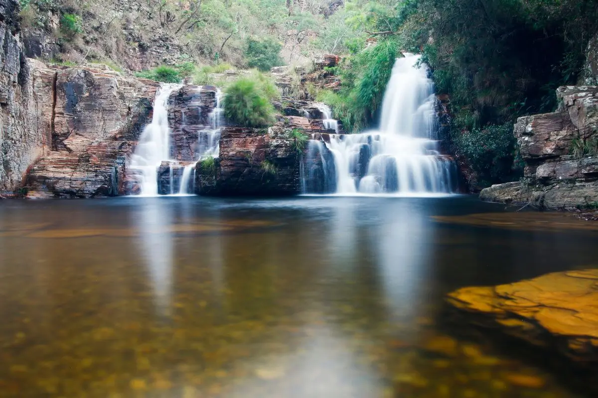 Conheça 12 cachoeiras perto de BH para uma escapada do calor!