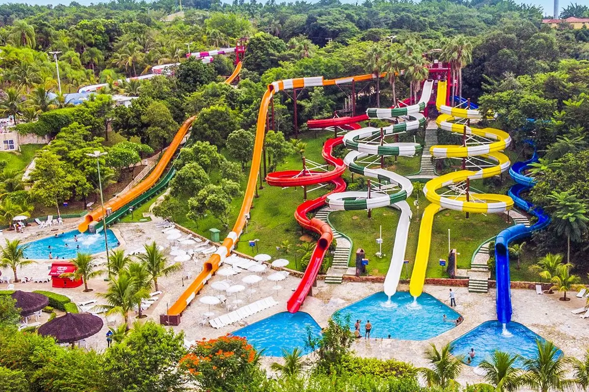 Viva aventuras aquáticas com as crianças no Thermas Water Park em São Pedro