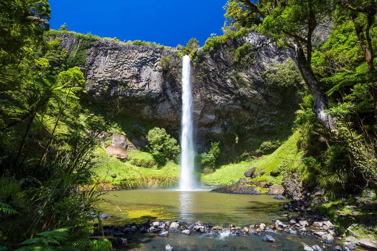 Conheça 16 destinos com uma Cachoeira Véu da Noiva no Brasil e fora dele!