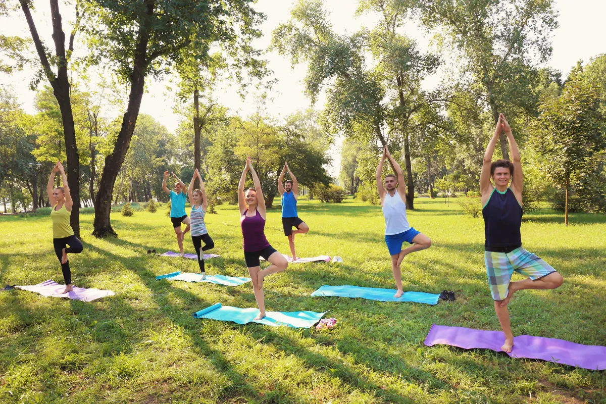 Aula de yoga no parque