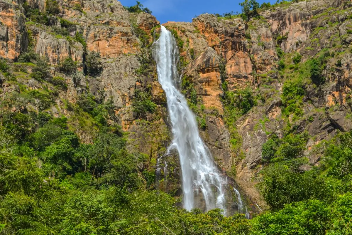 Explore suas deslumbrantes cachoeiras, trilhas desafiadoras e a famosa nascente do Rio São Francisco.