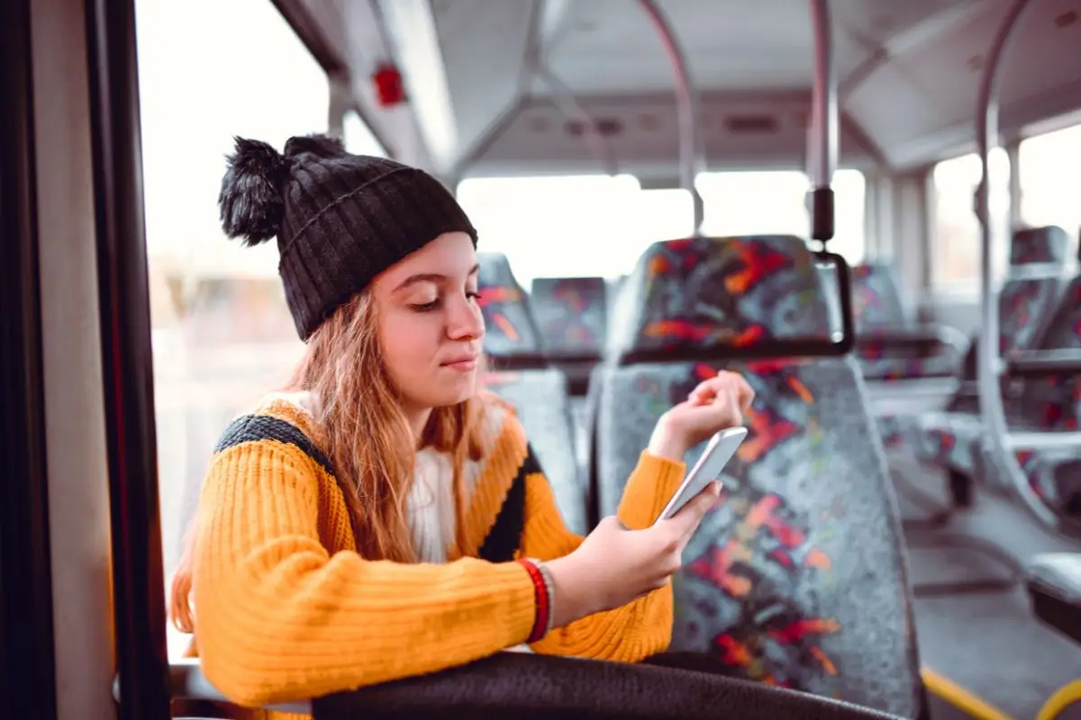 menina no viajando de ônibus blablacar falando gírias de SP