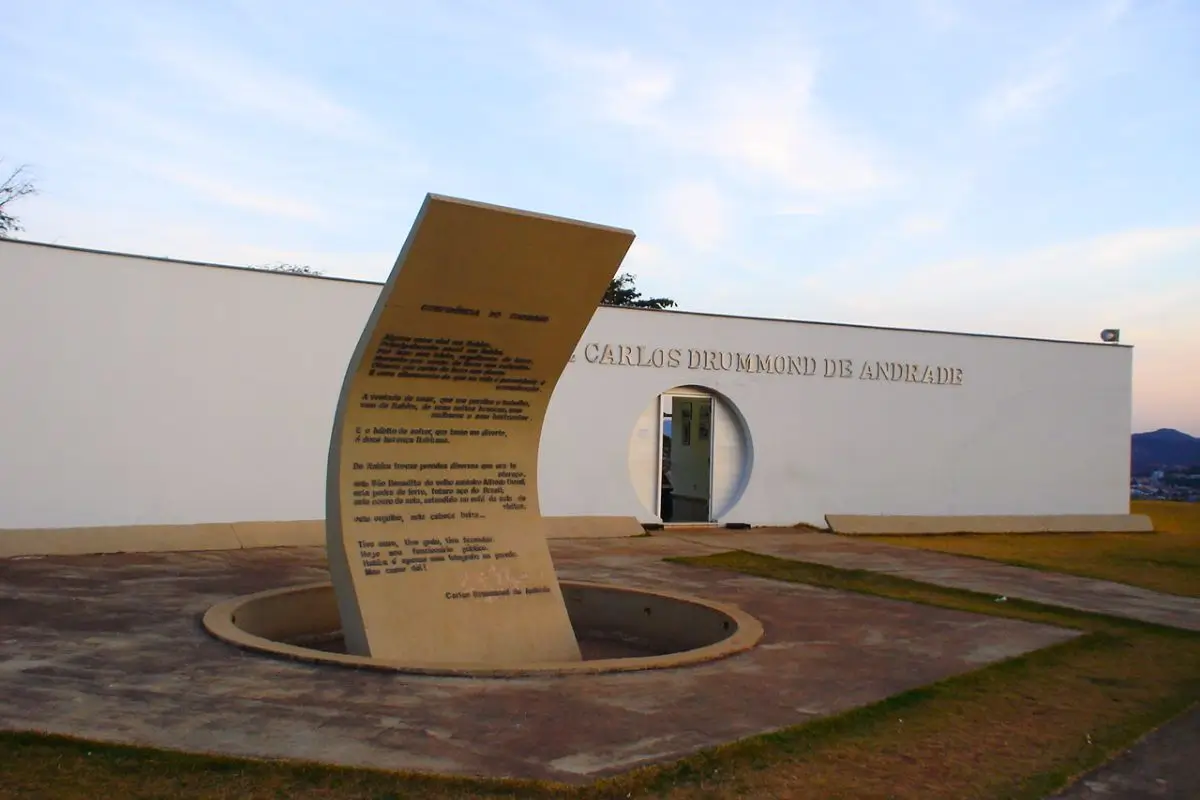 descubra O que fazer em Itabira: visite o memorial de Drumond e conheça a cidade de Carlos Drummond de Andrade