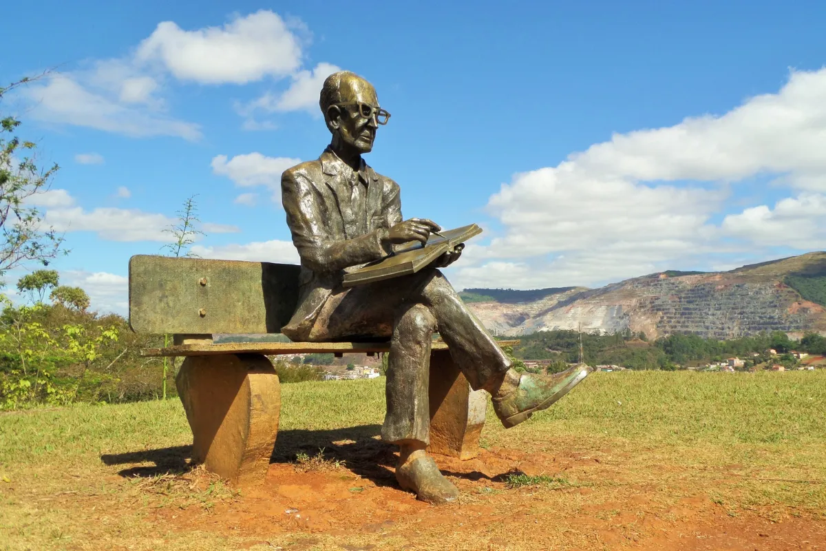 descubra O que fazer em Itabira: visite a estatua do escritor no memorial de Drumond e conheça a cidade de Carlos Drummond de Andrade