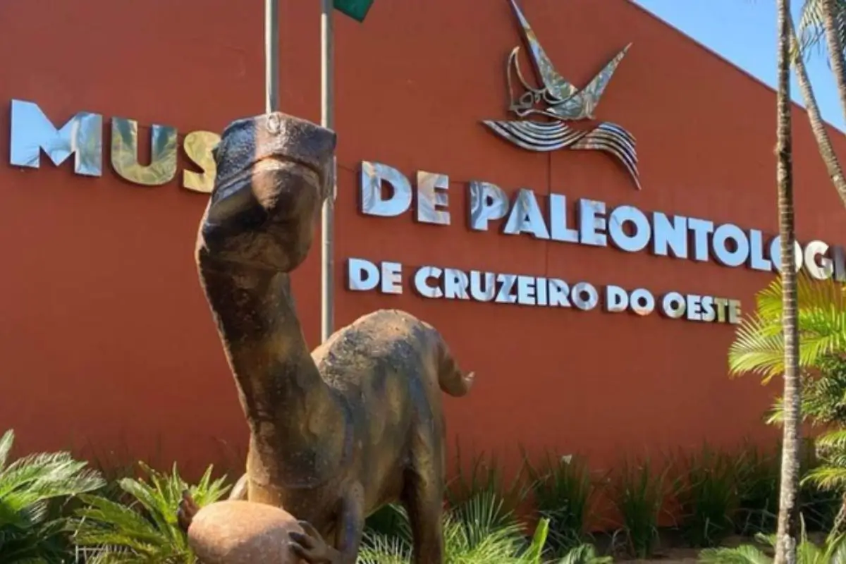 Vale Nacional dos Dinossauros em Cruzeiro do Oeste, PR