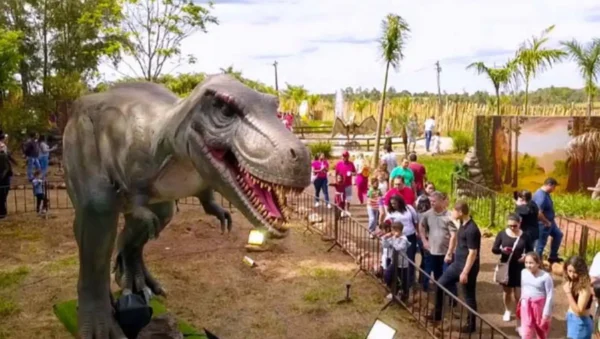 Vale Nacional dos Dinossauros em Cruzeiro do Oeste, PR