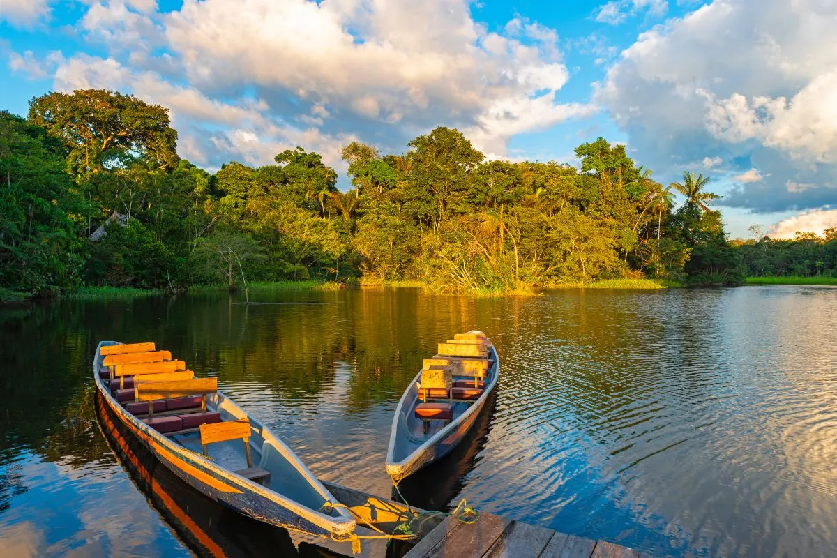 Barco na Floresta Amazônica