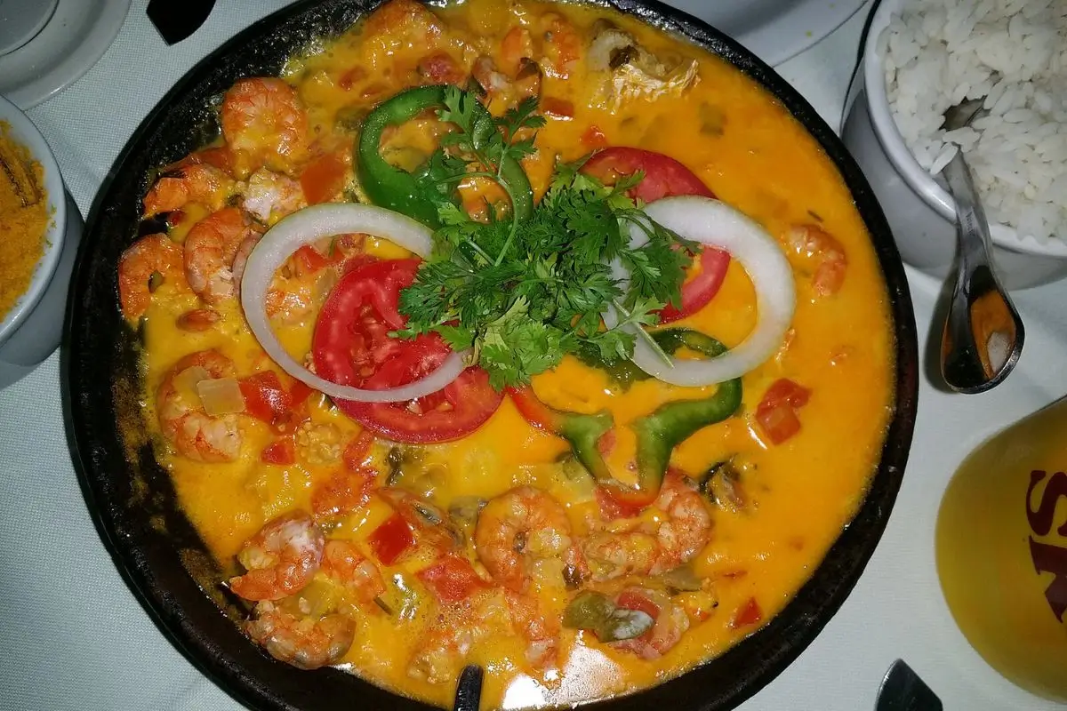 Tudo sobre Moqueca: Origem, diferenças regionais e 3 receitas!