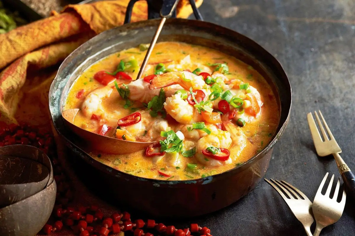 Tudo sobre Moqueca: Origem, diferenças regionais e 3 receitas!