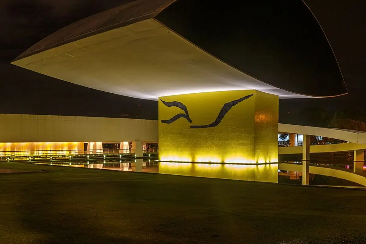 Conheça o Museu Oscar Niemeyer em Curitiba: O Maior Museu de Arte da América Latina