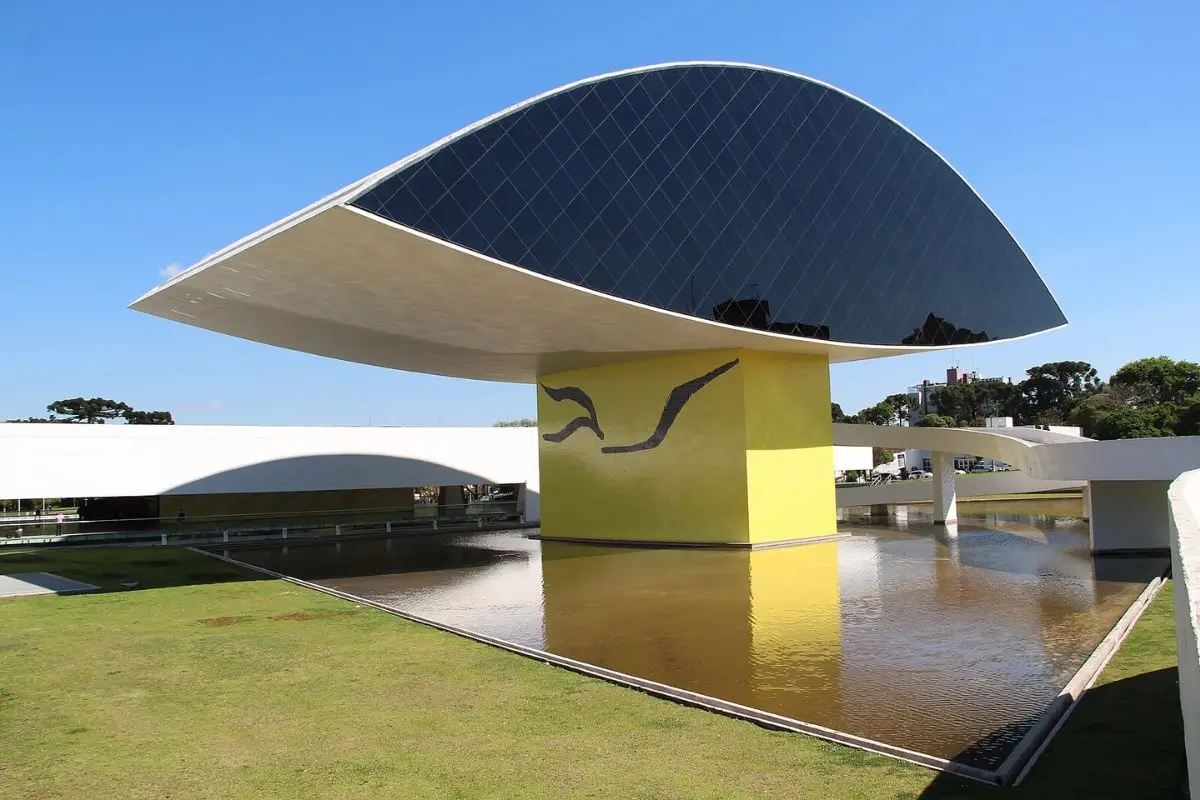 Conheça o Museu Oscar Niemeyer em Curitiba: O Maior Museu de Arte da América Latina