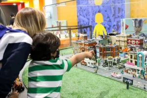 Mãe e filho no Museu da Imaginação em São Paulo