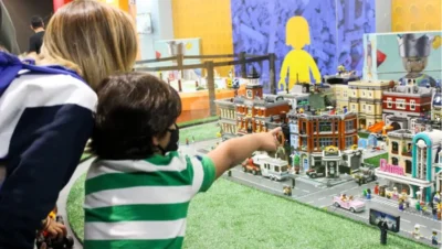 Mãe e filho no Museu da Imaginação em São Paulo