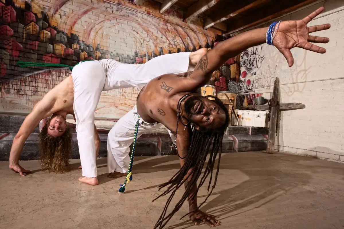 homens lutando capoeira