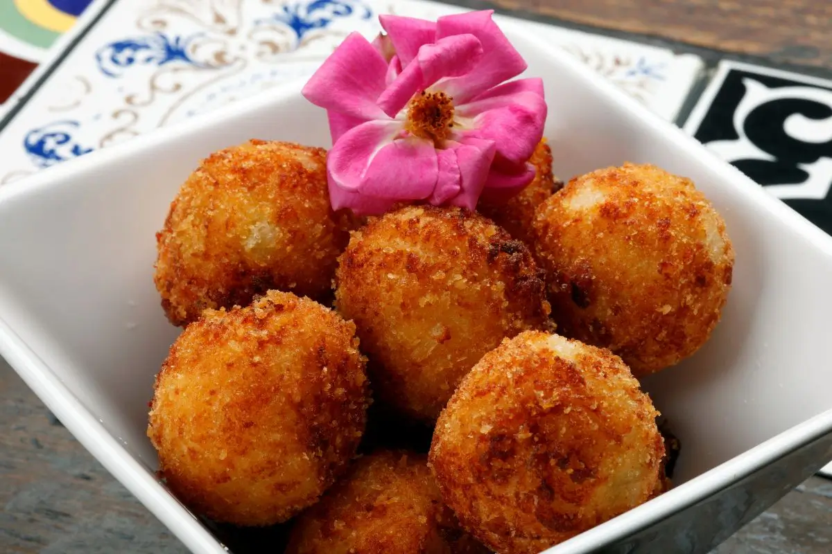 Comida Típica do Centro-Oeste: bolinho de arroz