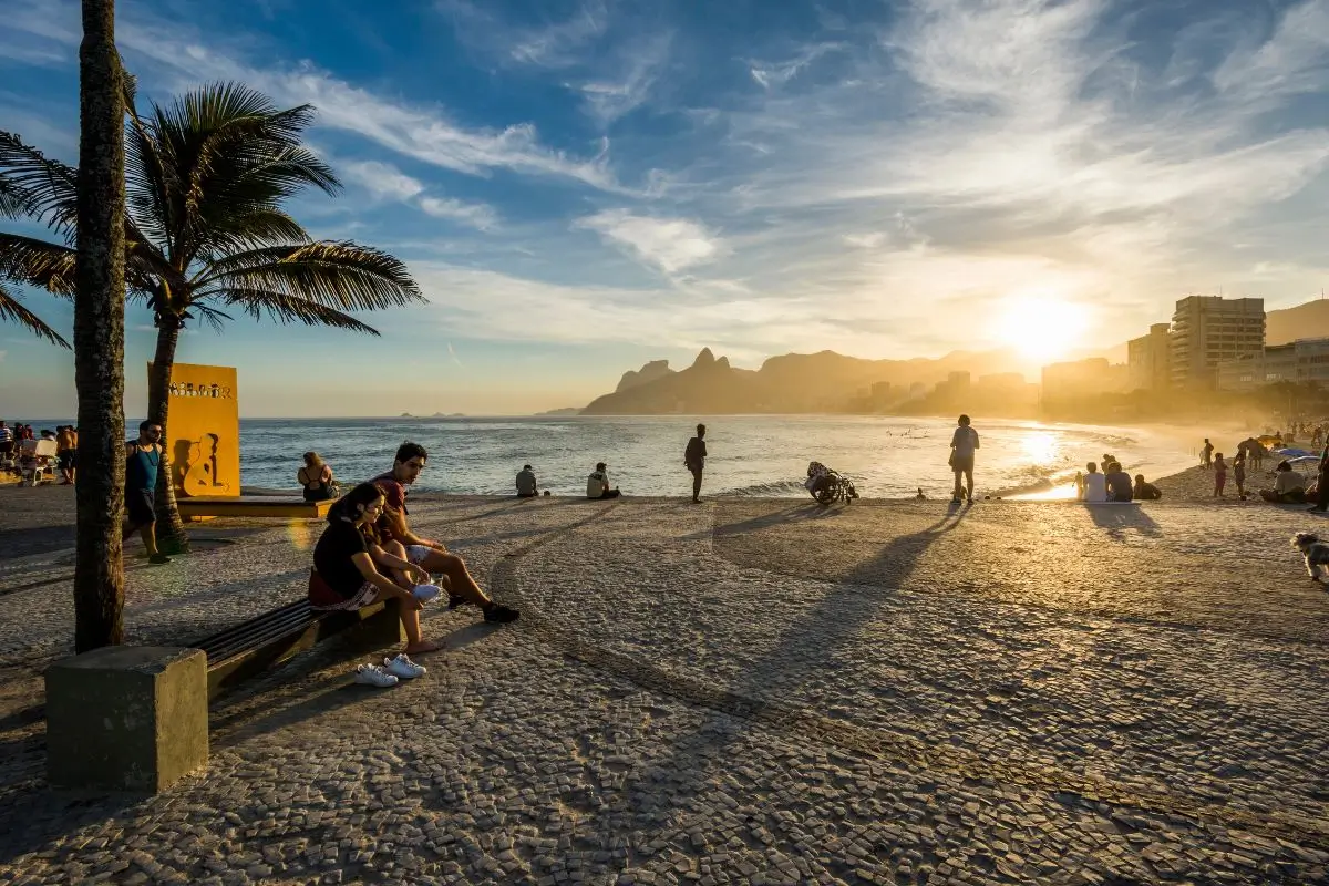 por do sol na praia do arpoador rj