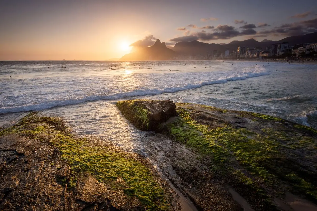 por do sol na praia do arpoador rj