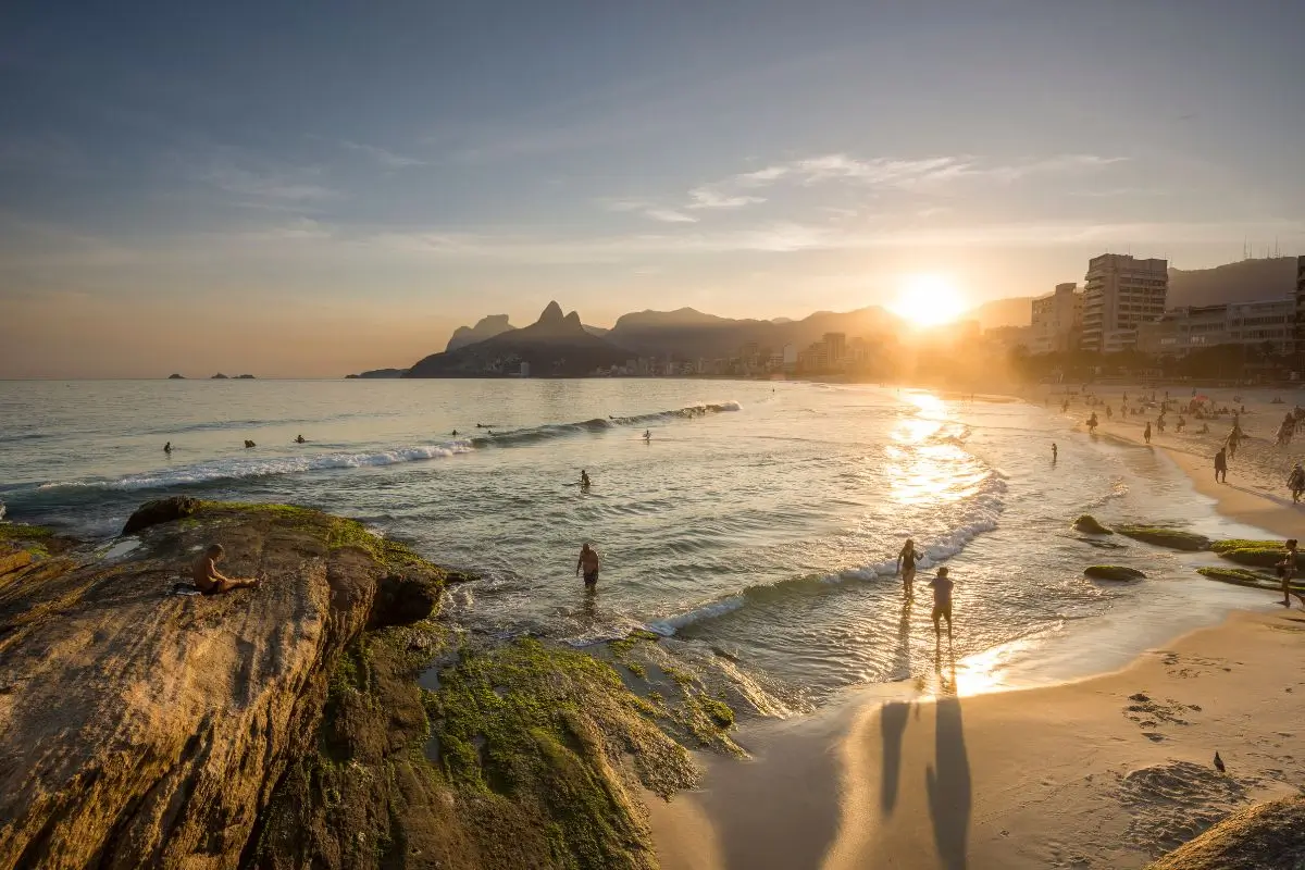 por do sol na praia do arpoador rj