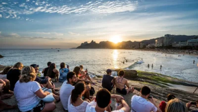 pessoas assistindo o por do sol na pedra do arpoador rj