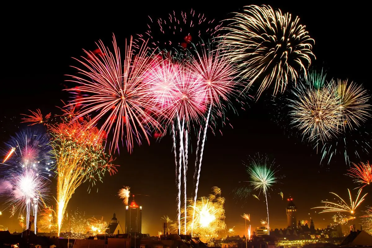 origem do ano novo fogos de artificio