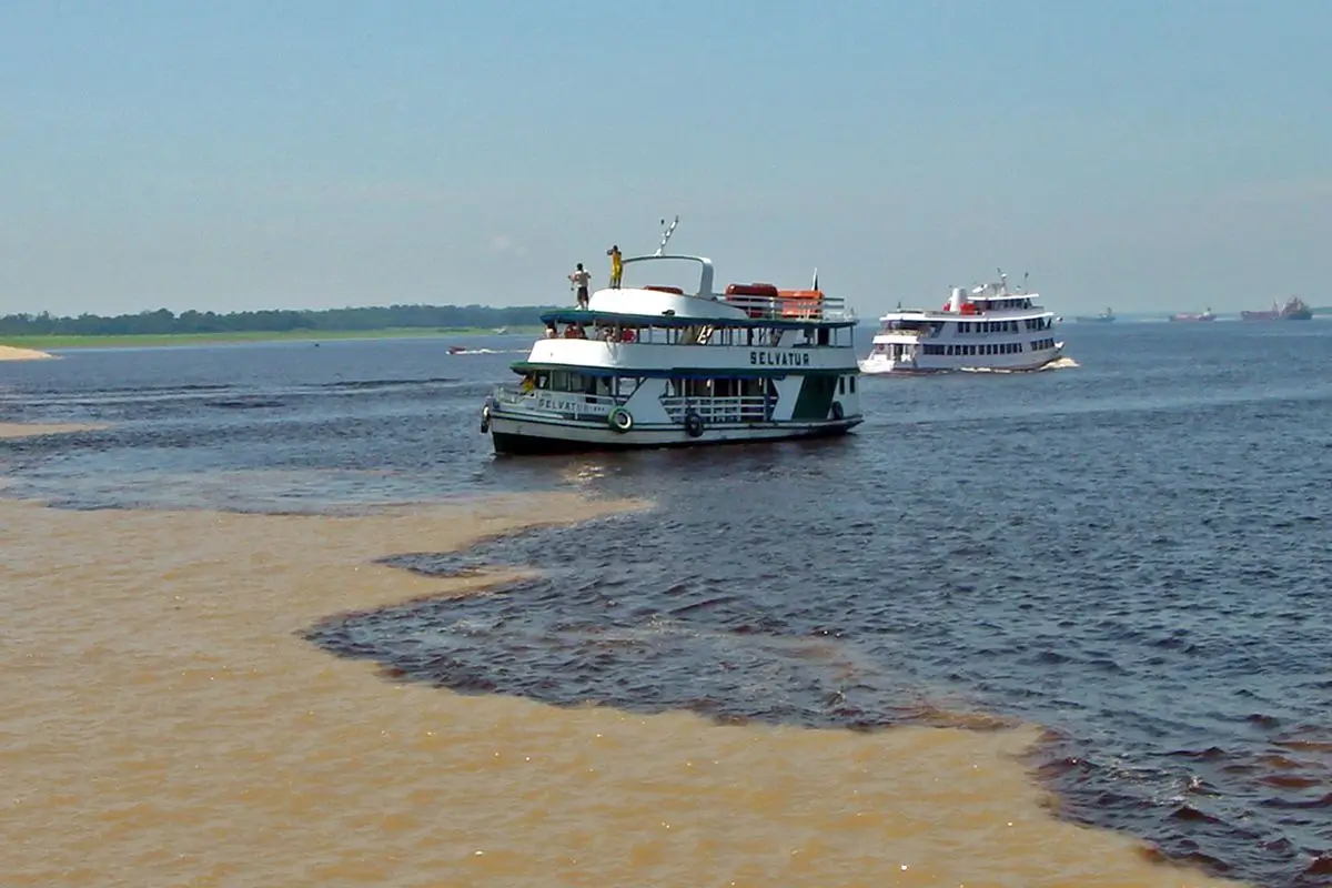 passeio de barco encontro das aguas