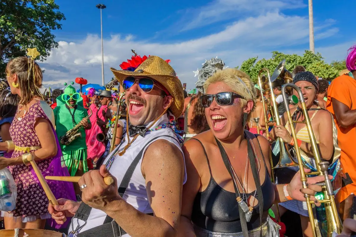 dicas para curtir blocos de carnaval 2025 com segurança