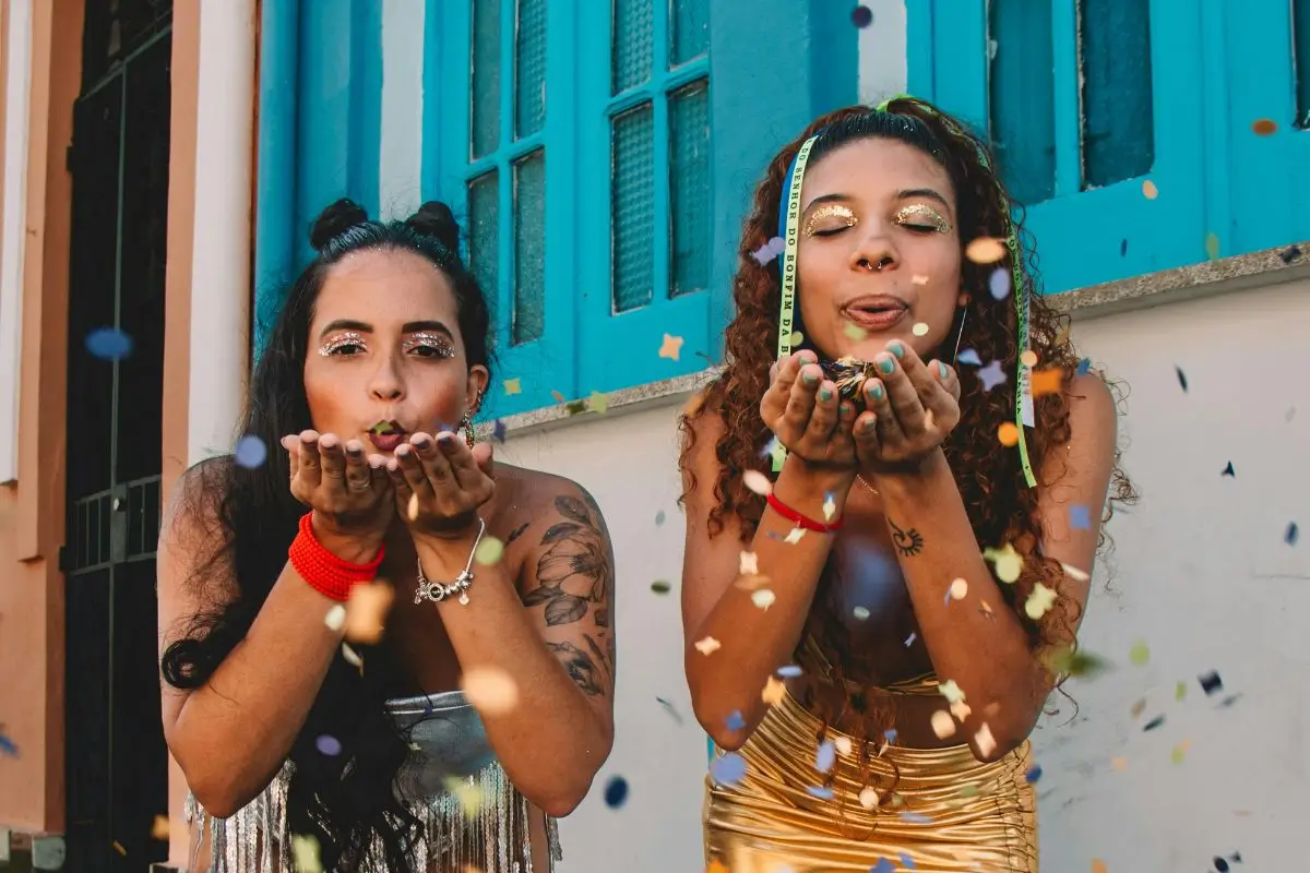 amigas curtindo blocos de carnaval rj