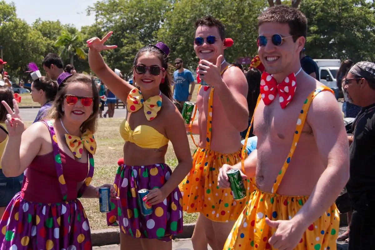 fantasia de carnaval grupo e casal