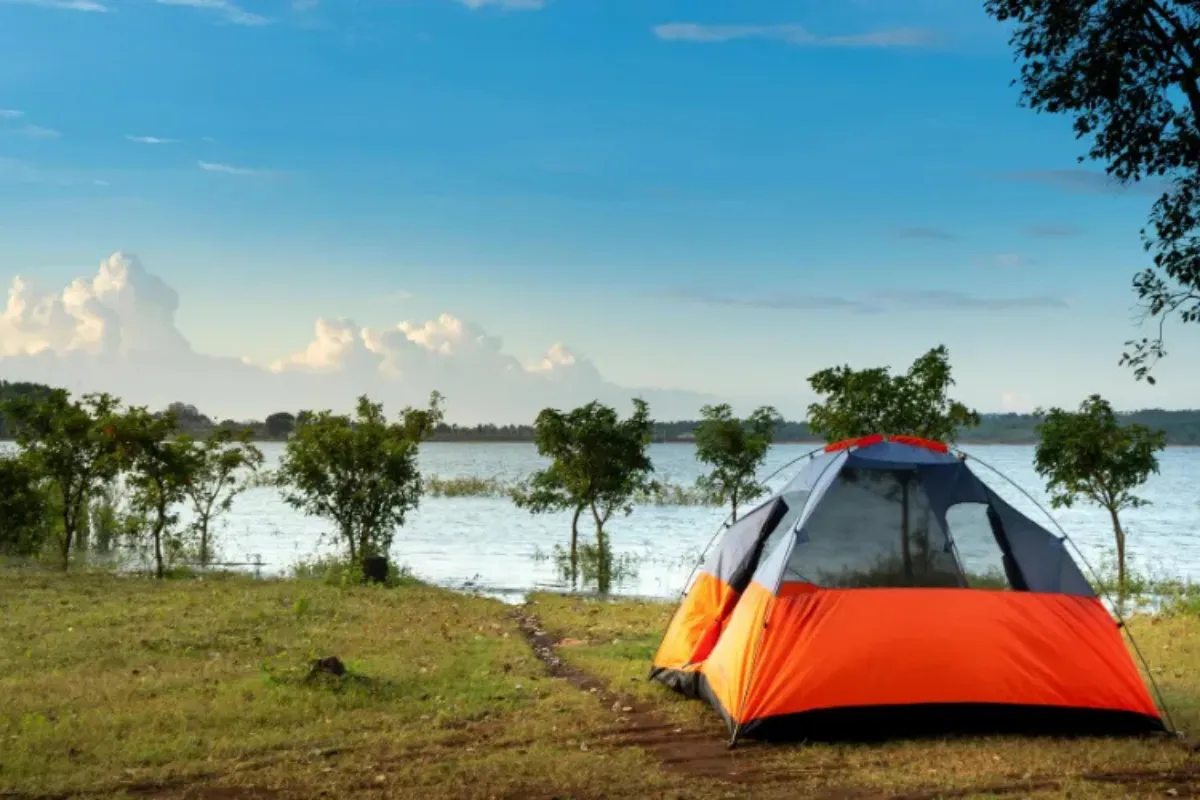 Barraca de acampamento à beira do lago