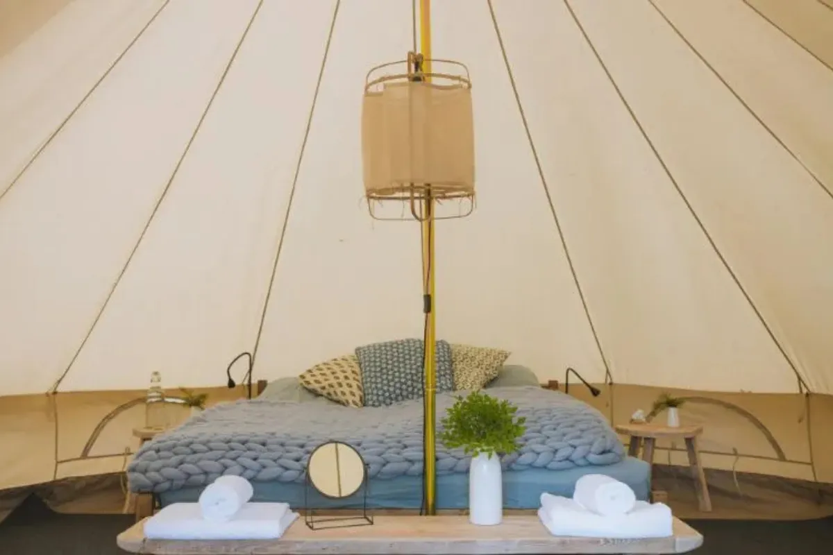 Glamping em uma barraca de acampamento espaçosa