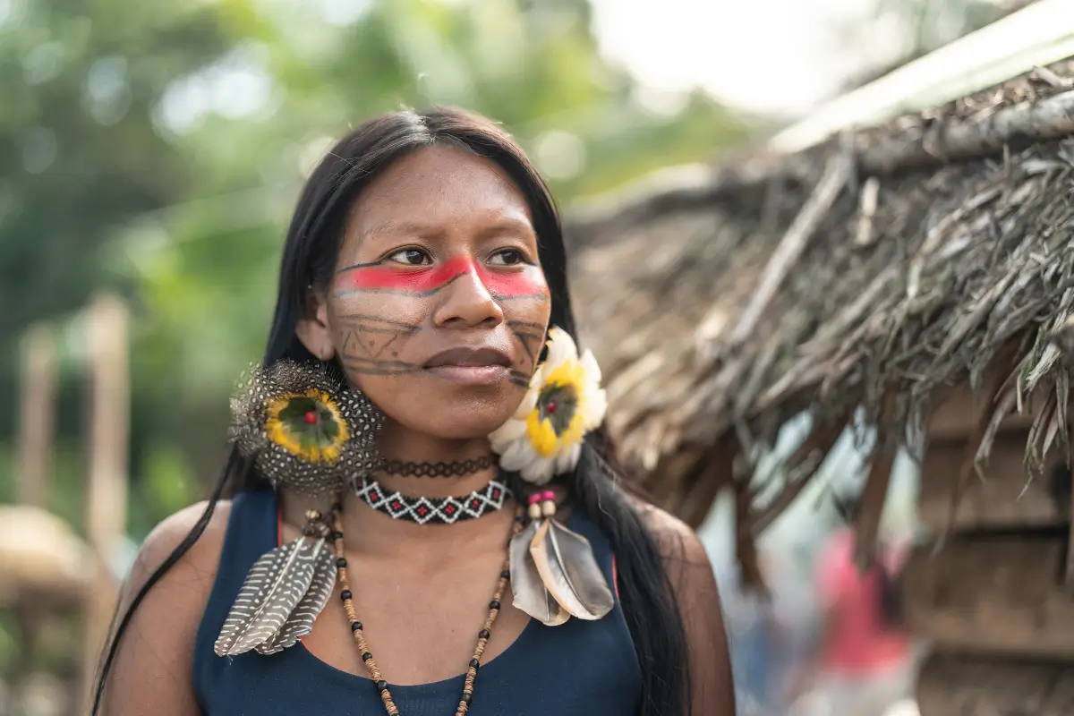 Turismo indígena no Brasil: principais passeios e lugares para conhecer a cultura nativa turismo indigena familia tupi guarani