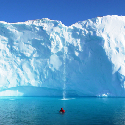 explorador polar en un iceberg